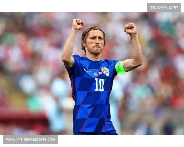 终场哨响时刻：克罗地亚老将莫德里奇跪地掩面的复杂情感